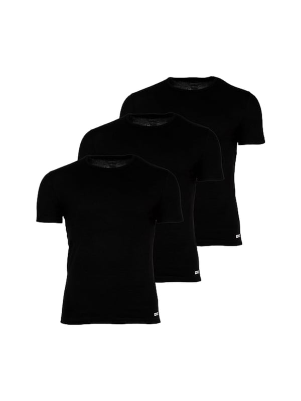 Dit T-shirt voor heren maakt indruk met zijn comfortabele pasvorm en tijdloze ontwerp. De rechte, comfortabele snit maakt het aangenaam om te dragen in het dagelijks leven. Met zijn klassieke ronde halslijn kan het shirt op verschillende manieren worden gecombineerd - zowel sportief als casual. De afgeronde zoom geeft de look een moderne touch en zorgt voor een perfecte pasvorm. Een geweven label op de zijnaad voegt een subtiel, stijlvol accent toe. Een geweven label aan de binnenkant rondt de hoogwaardige look af. Het materiaal voelt aangenaam aan op de huid en biedt langdurig comfort. Ideaal voor ontspannen vrijetijdsoutfits of als basisstuk dat bij elke outfit past. De strakke lijnen maken dit overhemd tot een veelzijdige metgezel. Een must-have voor mannen die waarde hechten aan eenvoudige details en comfort.