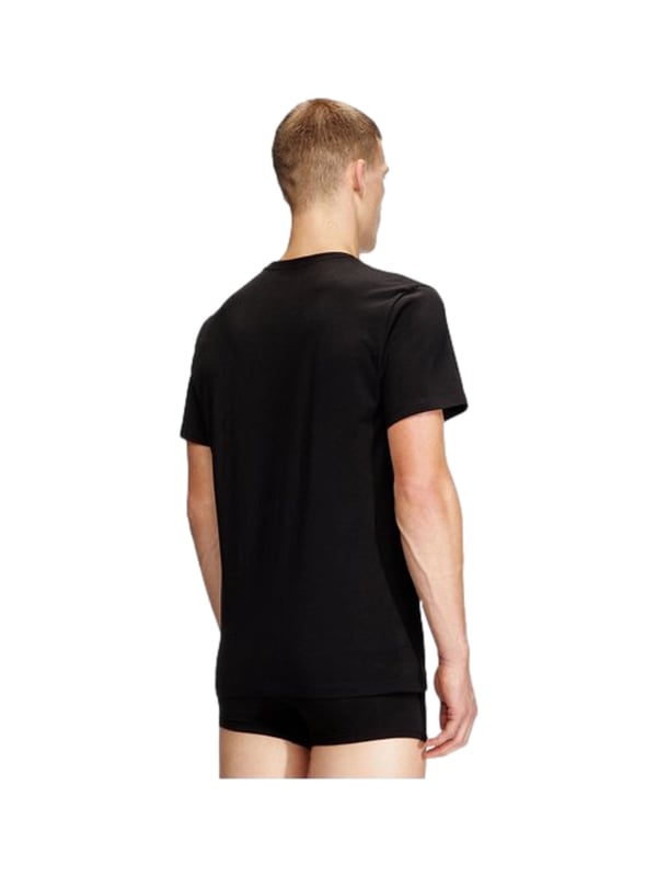 Dit T-shirt voor heren maakt indruk met zijn comfortabele pasvorm en tijdloze ontwerp. De rechte, comfortabele snit maakt het aangenaam om te dragen in het dagelijks leven. Met zijn klassieke ronde halslijn kan het shirt op verschillende manieren worden gecombineerd - zowel sportief als casual. De afgeronde zoom geeft de look een moderne touch en zorgt voor een perfecte pasvorm. Een geweven label op de zijnaad voegt een subtiel, stijlvol accent toe. Een geweven label aan de binnenkant rondt de hoogwaardige look af. Het materiaal voelt aangenaam aan op de huid en biedt langdurig comfort. Ideaal voor ontspannen vrijetijdsoutfits of als basisstuk dat bij elke outfit past. De strakke lijnen maken dit overhemd tot een veelzijdige metgezel. Een must-have voor mannen die waarde hechten aan eenvoudige details en comfort.