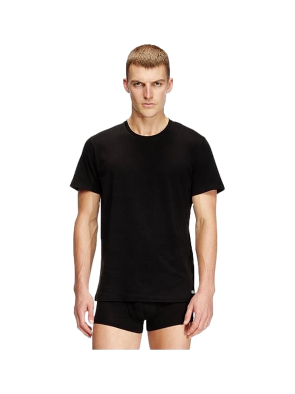 Dit T-shirt voor heren maakt indruk met zijn comfortabele pasvorm en tijdloze ontwerp. De rechte, comfortabele snit maakt het aangenaam om te dragen in het dagelijks leven. Met zijn klassieke ronde halslijn kan het shirt op verschillende manieren worden gecombineerd - zowel sportief als casual. De afgeronde zoom geeft de look een moderne touch en zorgt voor een perfecte pasvorm. Een geweven label op de zijnaad voegt een subtiel, stijlvol accent toe. Een geweven label aan de binnenkant rondt de hoogwaardige look af. Het materiaal voelt aangenaam aan op de huid en biedt langdurig comfort. Ideaal voor ontspannen vrijetijdsoutfits of als basisstuk dat bij elke outfit past. De strakke lijnen maken dit overhemd tot een veelzijdige metgezel. Een must-have voor mannen die waarde hechten aan eenvoudige details en comfort.