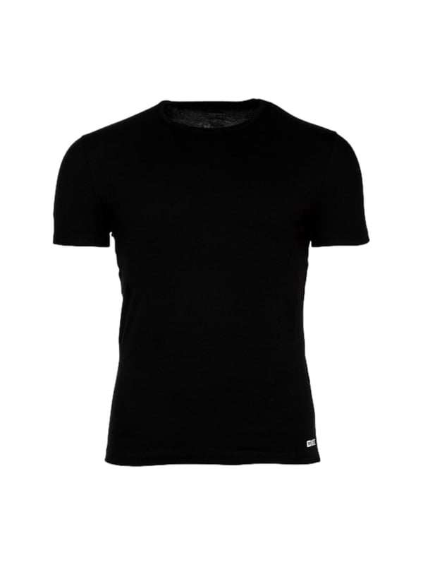 Dit T-shirt voor heren maakt indruk met zijn comfortabele pasvorm en tijdloze ontwerp. De rechte, comfortabele snit maakt het aangenaam om te dragen in het dagelijks leven. Met zijn klassieke ronde halslijn kan het shirt op verschillende manieren worden gecombineerd - zowel sportief als casual. De afgeronde zoom geeft de look een moderne touch en zorgt voor een perfecte pasvorm. Een geweven label op de zijnaad voegt een subtiel, stijlvol accent toe. Een geweven label aan de binnenkant rondt de hoogwaardige look af. Het materiaal voelt aangenaam aan op de huid en biedt langdurig comfort. Ideaal voor ontspannen vrijetijdsoutfits of als basisstuk dat bij elke outfit past. De strakke lijnen maken dit overhemd tot een veelzijdige metgezel. Een must-have voor mannen die waarde hechten aan eenvoudige details en comfort.