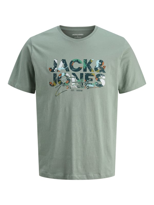 Dit T-shirt voor heren combineert klassieke lijnen met een modern statement. De normale snit zorgt voor een comfortabele pasvorm en maakt het de ideale dagelijkse metgezel. Met zijn ronde hals en fijn afgewerkte geribde boorden biedt het een cleane look met een sportieve touch. De opvallende labelprint op de borst geeft het shirt een urban touch. De korte mouwen en het zachte materiaal garanderen een comfortabele pasvorm - zelfs op lange dagen. Solo gedragen of in laagjes onder een jasje: Dit shirt maakt indruk met zijn veelzijdigheid. Het past perfect bij jeans, joggers of zelfs shorts. De hoogwaardige afwerking benadrukt de hoge standaard van comfort en stijl. Een echte must-have voor mannen die waarde hechten aan casual basics met karakter. Zo eenvoudig, zo goed - en altijd klaar voor actie.