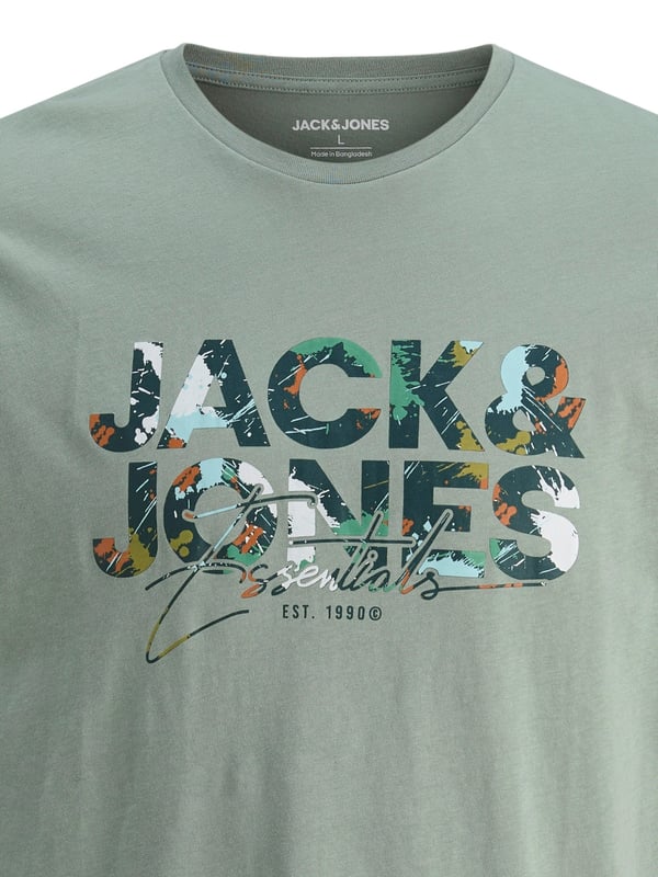 Dit T-shirt voor heren combineert klassieke lijnen met een modern statement. De normale snit zorgt voor een comfortabele pasvorm en maakt het de ideale dagelijkse metgezel. Met zijn ronde hals en fijn afgewerkte geribde boorden biedt het een cleane look met een sportieve touch. De opvallende labelprint op de borst geeft het shirt een urban touch. De korte mouwen en het zachte materiaal garanderen een comfortabele pasvorm - zelfs op lange dagen. Solo gedragen of in laagjes onder een jasje: Dit shirt maakt indruk met zijn veelzijdigheid. Het past perfect bij jeans, joggers of zelfs shorts. De hoogwaardige afwerking benadrukt de hoge standaard van comfort en stijl. Een echte must-have voor mannen die waarde hechten aan casual basics met karakter. Zo eenvoudig, zo goed - en altijd klaar voor actie.