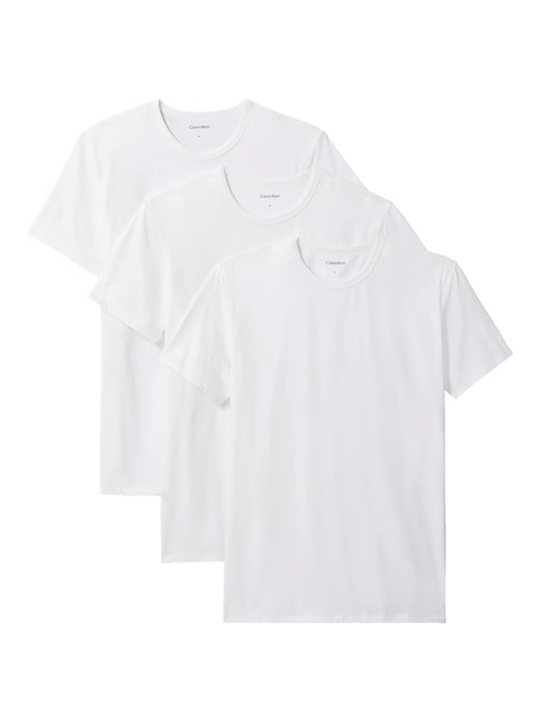 Dieses Herren-T-Shirt im praktischen 3er Pack ist der Inbegriff zeitloser Basics. Mit klassischem Rundhalsausschnitt und normaler Passform sitzt es angenehm und passt zu jedem Stil. Die kurzen Ärmel sorgen für ein luftiges Tragegefühl – ideal für Alltag, Freizeit oder entspanntes Loungen. Eine dezente Label-Stickerei am Saum setzt einen stilvollen Akzent ohne aufzutragen. Weiches Material schmiegt sich sanft an die Haut und begleitet dich bequem durch den Tag. Ob einzeln getragen oder unter Pullover und Hemd – diese Shirts sind wahre Kombitalente. Schlicht, aber alles andere als langweilig. Jeder Griff in den Kleiderschrank wird zur sicheren Wahl. Qualität und Komfort im Dreierpack – was will Mann mehr? Ein unverzichtbares Essential für jede Garderobe.
