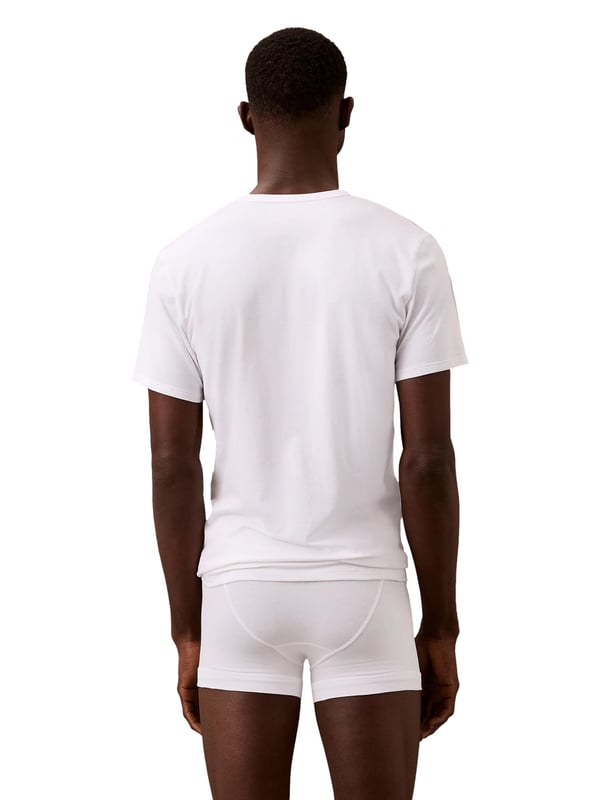 Dieses Herren-T-Shirt im praktischen 3er Pack ist der Inbegriff zeitloser Basics. Mit klassischem Rundhalsausschnitt und normaler Passform sitzt es angenehm und passt zu jedem Stil. Die kurzen Ärmel sorgen für ein luftiges Tragegefühl – ideal für Alltag, Freizeit oder entspanntes Loungen. Eine dezente Label-Stickerei am Saum setzt einen stilvollen Akzent ohne aufzutragen. Weiches Material schmiegt sich sanft an die Haut und begleitet dich bequem durch den Tag. Ob einzeln getragen oder unter Pullover und Hemd – diese Shirts sind wahre Kombitalente. Schlicht, aber alles andere als langweilig. Jeder Griff in den Kleiderschrank wird zur sicheren Wahl. Qualität und Komfort im Dreierpack – was will Mann mehr? Ein unverzichtbares Essential für jede Garderobe.