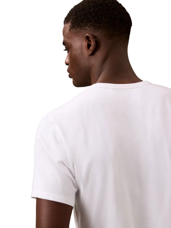 Dieses Herren-T-Shirt im praktischen 3er Pack ist der Inbegriff zeitloser Basics. Mit klassischem Rundhalsausschnitt und normaler Passform sitzt es angenehm und passt zu jedem Stil. Die kurzen Ärmel sorgen für ein luftiges Tragegefühl – ideal für Alltag, Freizeit oder entspanntes Loungen. Eine dezente Label-Stickerei am Saum setzt einen stilvollen Akzent ohne aufzutragen. Weiches Material schmiegt sich sanft an die Haut und begleitet dich bequem durch den Tag. Ob einzeln getragen oder unter Pullover und Hemd – diese Shirts sind wahre Kombitalente. Schlicht, aber alles andere als langweilig. Jeder Griff in den Kleiderschrank wird zur sicheren Wahl. Qualität und Komfort im Dreierpack – was will Mann mehr? Ein unverzichtbares Essential für jede Garderobe.