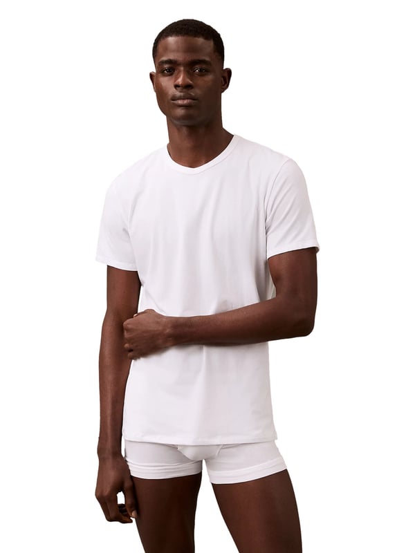 Dieses Herren-T-Shirt im praktischen 3er Pack ist der Inbegriff zeitloser Basics. Mit klassischem Rundhalsausschnitt und normaler Passform sitzt es angenehm und passt zu jedem Stil. Die kurzen Ärmel sorgen für ein luftiges Tragegefühl – ideal für Alltag, Freizeit oder entspanntes Loungen. Eine dezente Label-Stickerei am Saum setzt einen stilvollen Akzent ohne aufzutragen. Weiches Material schmiegt sich sanft an die Haut und begleitet dich bequem durch den Tag. Ob einzeln getragen oder unter Pullover und Hemd – diese Shirts sind wahre Kombitalente. Schlicht, aber alles andere als langweilig. Jeder Griff in den Kleiderschrank wird zur sicheren Wahl. Qualität und Komfort im Dreierpack – was will Mann mehr? Ein unverzichtbares Essential für jede Garderobe.
