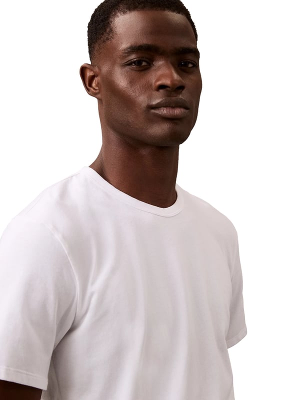 Dieses Herren-T-Shirt im praktischen 3er Pack ist der Inbegriff zeitloser Basics. Mit klassischem Rundhalsausschnitt und normaler Passform sitzt es angenehm und passt zu jedem Stil. Die kurzen Ärmel sorgen für ein luftiges Tragegefühl – ideal für Alltag, Freizeit oder entspanntes Loungen. Eine dezente Label-Stickerei am Saum setzt einen stilvollen Akzent ohne aufzutragen. Weiches Material schmiegt sich sanft an die Haut und begleitet dich bequem durch den Tag. Ob einzeln getragen oder unter Pullover und Hemd – diese Shirts sind wahre Kombitalente. Schlicht, aber alles andere als langweilig. Jeder Griff in den Kleiderschrank wird zur sicheren Wahl. Qualität und Komfort im Dreierpack – was will Mann mehr? Ein unverzichtbares Essential für jede Garderobe.