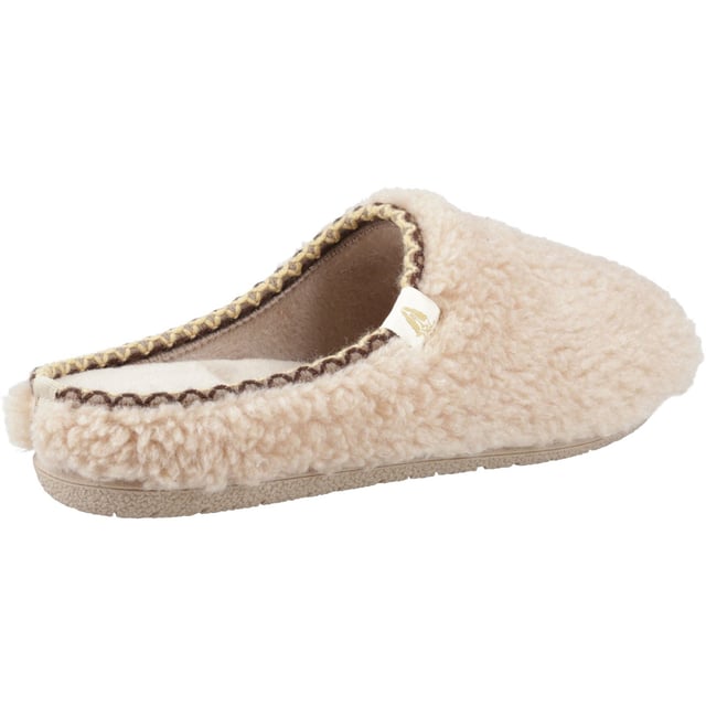 The Good Slipper Teddy Mule features a recycled teddy upper, plush lining, a 100% recycled padded insole, and natural rubber outsole. It's crafted to do good for your toes and the planet! Life's just better in Hush Puppies.