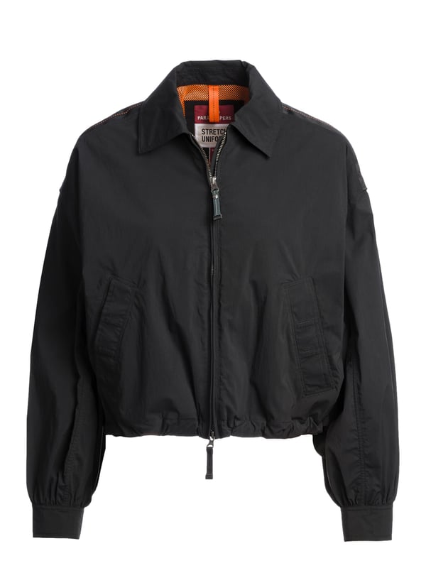 Dit it-stuk combineert een casual stijl met een vleugje stoerheid. De oversized pasvorm en het bijgesneden ontwerp creëren een modern, ontspannen silhouet. De klassieke overhemdkraag voegt een elegante touch toe aan de sportieve look. De stijl kan flexibel worden aangepast met de tweewegritssluiting. Zijzakken bieden ruimte voor koude handen of kleine benodigdheden. Met het trekkoord aan de zoom kun je de pasvorm aanpassen. Rimpels op de rug en mouwen zorgen voor speelse accenten met een modieuze twist. Decoratieve tapes op de schouders benadrukken het stadse karakter. De labelpatch op de bovenarm rondt de look vakkundig af. En dankzij het hoogwaardige materiaal geniet je de hele dag van maximaal comfort!