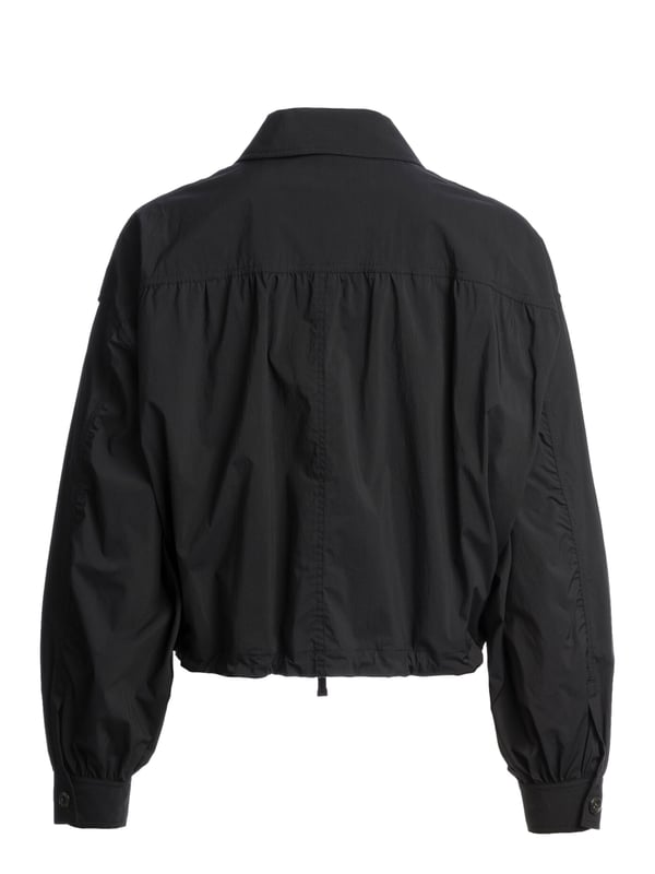 Dit it-stuk combineert een casual stijl met een vleugje stoerheid. De oversized pasvorm en het bijgesneden ontwerp creëren een modern, ontspannen silhouet. De klassieke overhemdkraag voegt een elegante touch toe aan de sportieve look. De stijl kan flexibel worden aangepast met de tweewegritssluiting. Zijzakken bieden ruimte voor koude handen of kleine benodigdheden. Met het trekkoord aan de zoom kun je de pasvorm aanpassen. Rimpels op de rug en mouwen zorgen voor speelse accenten met een modieuze twist. Decoratieve tapes op de schouders benadrukken het stadse karakter. De labelpatch op de bovenarm rondt de look vakkundig af. En dankzij het hoogwaardige materiaal geniet je de hele dag van maximaal comfort!