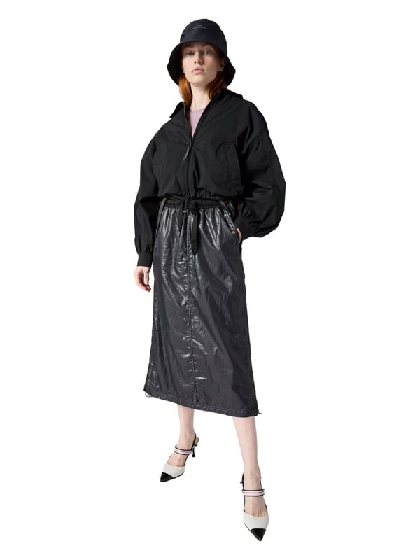 Dit it-stuk combineert een casual stijl met een vleugje stoerheid. De oversized pasvorm en het bijgesneden ontwerp creëren een modern, ontspannen silhouet. De klassieke overhemdkraag voegt een elegante touch toe aan de sportieve look. De stijl kan flexibel worden aangepast met de tweewegritssluiting. Zijzakken bieden ruimte voor koude handen of kleine benodigdheden. Met het trekkoord aan de zoom kun je de pasvorm aanpassen. Rimpels op de rug en mouwen zorgen voor speelse accenten met een modieuze twist. Decoratieve tapes op de schouders benadrukken het stadse karakter. De labelpatch op de bovenarm rondt de look vakkundig af. En dankzij het hoogwaardige materiaal geniet je de hele dag van maximaal comfort!