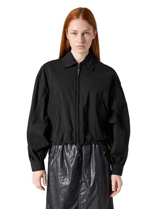 Dit it-stuk combineert een casual stijl met een vleugje stoerheid. De oversized pasvorm en het bijgesneden ontwerp creëren een modern, ontspannen silhouet. De klassieke overhemdkraag voegt een elegante touch toe aan de sportieve look. De stijl kan flexibel worden aangepast met de tweewegritssluiting. Zijzakken bieden ruimte voor koude handen of kleine benodigdheden. Met het trekkoord aan de zoom kun je de pasvorm aanpassen. Rimpels op de rug en mouwen zorgen voor speelse accenten met een modieuze twist. Decoratieve tapes op de schouders benadrukken het stadse karakter. De labelpatch op de bovenarm rondt de look vakkundig af. En dankzij het hoogwaardige materiaal geniet je de hele dag van maximaal comfort!