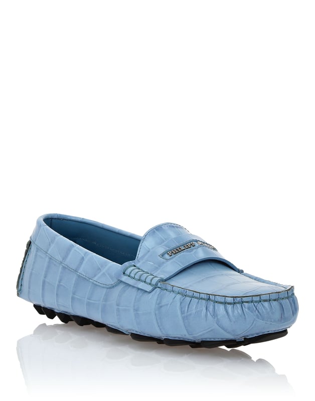 Crocco en relieve  Estos mocasines destilan refinada artesanía y elegancia atemporal, perfectos para realzar cualquier look elegante e informal. Ideales para combinar con pantalones de sastrería o vaqueros relajados para un toque sofisticado.   Parte superior de piel de ternero de primera calidad para un tacto lujoso.   Forro de piel de vacuno flexible para una mayor comodidad.   Los detalles de zamak de la firma añaden un sutil toque de sofisticación.   La suela de conducción clásica garantiza flexibilidad y agarre.   Un estilo versátil que pasa del día a la noche sin problemas.