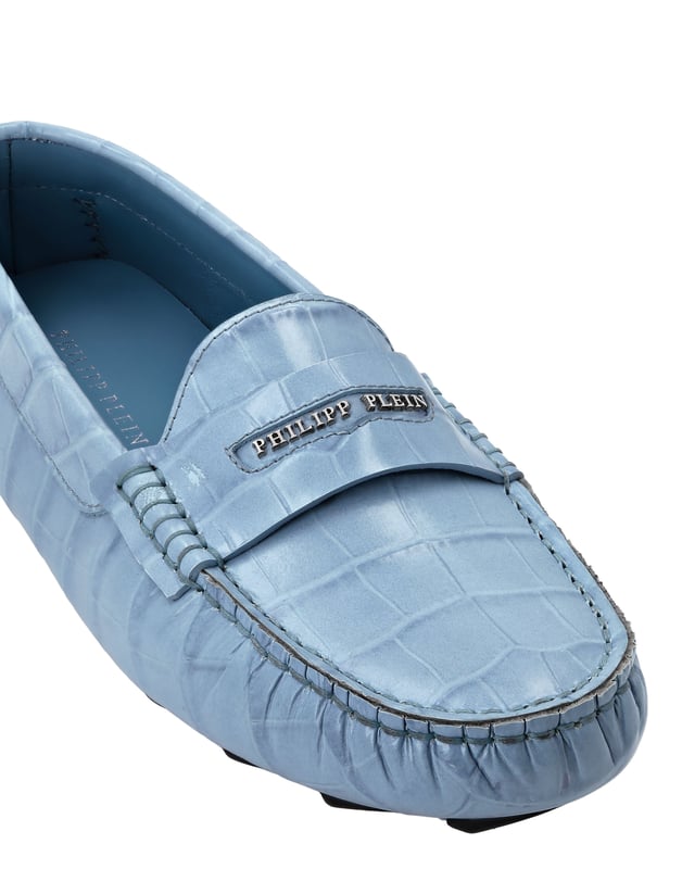 Crocco en relieve  Estos mocasines destilan refinada artesanía y elegancia atemporal, perfectos para realzar cualquier look elegante e informal. Ideales para combinar con pantalones de sastrería o vaqueros relajados para un toque sofisticado.   Parte superior de piel de ternero de primera calidad para un tacto lujoso.   Forro de piel de vacuno flexible para una mayor comodidad.   Los detalles de zamak de la firma añaden un sutil toque de sofisticación.   La suela de conducción clásica garantiza flexibilidad y agarre.   Un estilo versátil que pasa del día a la noche sin problemas.