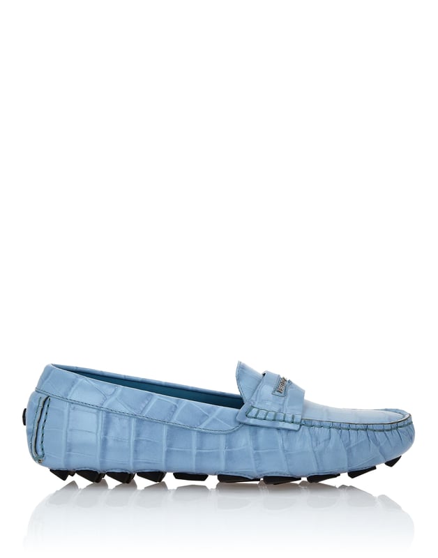 Crocco en relieve  Estos mocasines destilan refinada artesanía y elegancia atemporal, perfectos para realzar cualquier look elegante e informal. Ideales para combinar con pantalones de sastrería o vaqueros relajados para un toque sofisticado.   Parte superior de piel de ternero de primera calidad para un tacto lujoso.   Forro de piel de vacuno flexible para una mayor comodidad.   Los detalles de zamak de la firma añaden un sutil toque de sofisticación.   La suela de conducción clásica garantiza flexibilidad y agarre.   Un estilo versátil que pasa del día a la noche sin problemas.