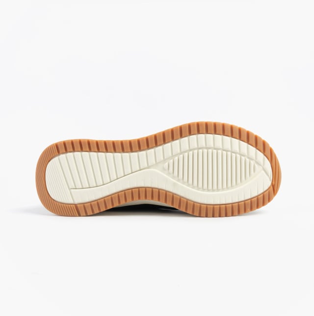 These women's trainers feature a synthetic and mesh upper with air-cooled memory foam for comfort. Low-top design with a rubber sole suits casual fitness wear