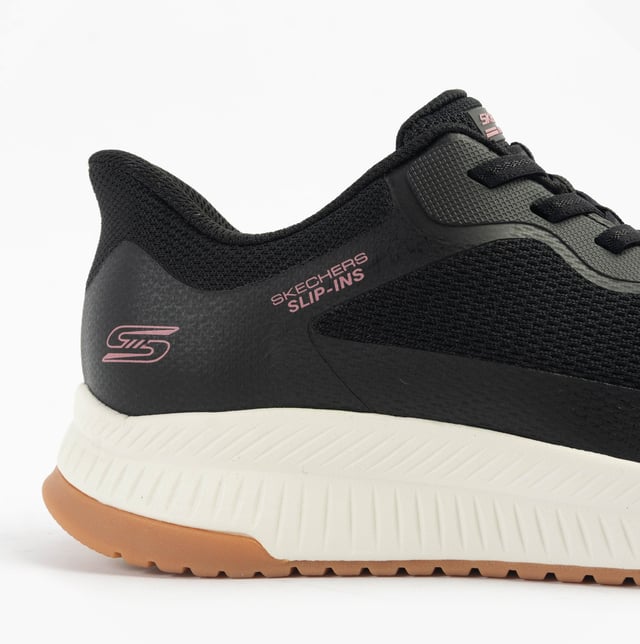 These women's trainers feature a synthetic and mesh upper with air-cooled memory foam for comfort. Low-top design with a rubber sole suits casual fitness wear