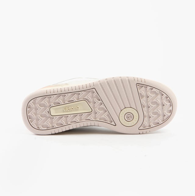These casual women's trainers feature a leather and suede upper with breathable textile lining, rubber sole, and a low heel, ideal for comfortable everyday wear