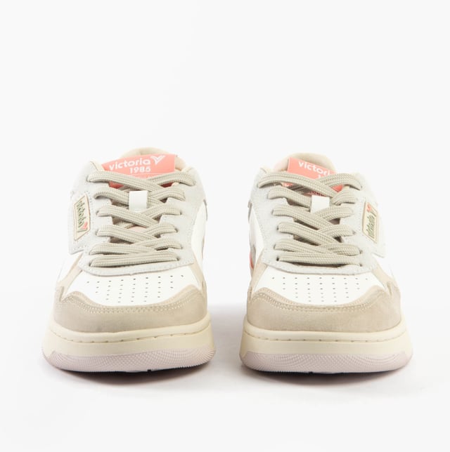 These casual women's trainers feature a leather and suede upper with breathable textile lining, rubber sole, and a low heel, ideal for comfortable everyday wear