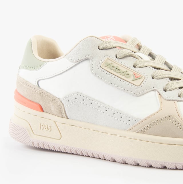 These casual women's trainers feature a leather and suede upper with breathable textile lining, rubber sole, and a low heel, ideal for comfortable everyday wear