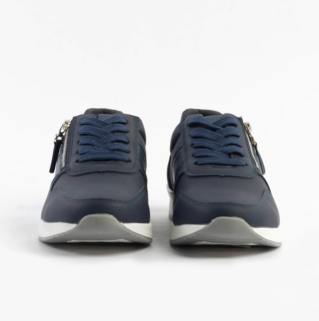 These casual women's trainers feature a textile upper and lining with a rubber sole, lightweight design, and a low-top lace-up style, ideal for comfortable everyday wear