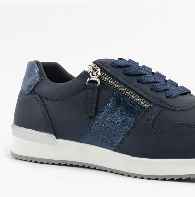 These casual women's trainers feature a textile upper and lining with a rubber sole, lightweight design, and a low-top lace-up style, ideal for comfortable everyday wear