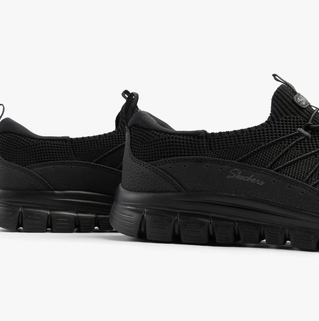 These casual low-top trainers feature a breathable synthetic and mesh upper with memory foam insoles and a rubber sole, offering comfort for everyday wear
