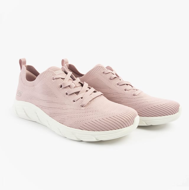 These women's low-top trainers feature synthetic leather uppers with memory foam insoles and rubber soles, offering comfort and support for activewear and casual use