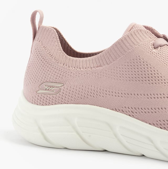 These women's low-top trainers feature synthetic leather uppers with memory foam insoles and rubber soles, offering comfort and support for activewear and casual use