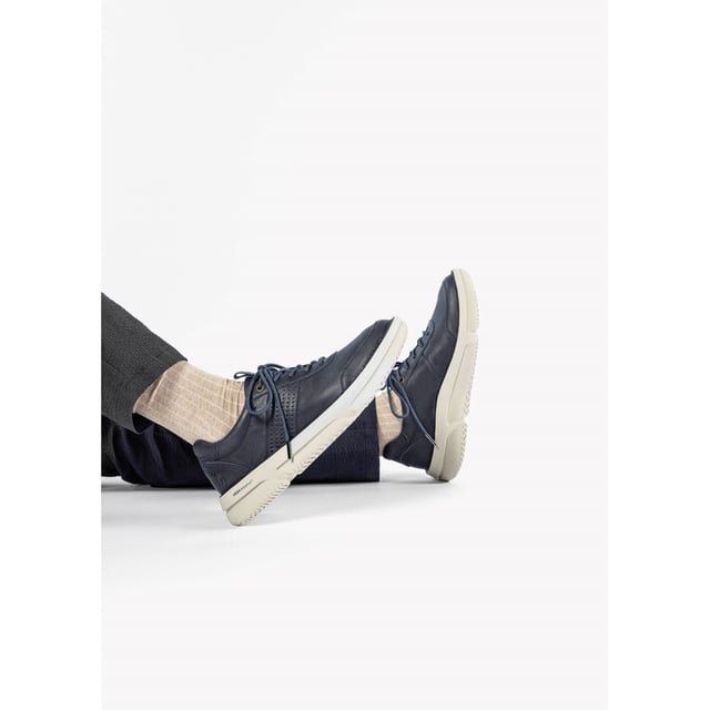 Hush Puppies Baylor Leder Herren Sneakers in Marineblau Der Baylor ist so bequem und vielseitig, dass wir glauben, es ist der einzige Schuh, den Sie brauchen werden. Mit dem federnden Komfort unserer MEGABounce-Technologie und ultra-vielseitigen Heritage-Stilen.