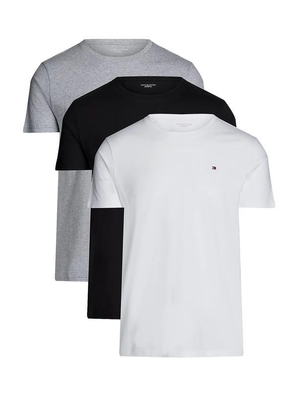 Dieses 3er Pack Herren-T-Shirts bringt frischen Wind in deine Basics – schlicht im Design, stark im Komfort. Der klassische Rundhalsausschnitt und der Regular Fit sorgen für eine bequeme Passform, die zu allem passt. Weiche Materialien schmiegen sich angenehm an die Haut und begleiten dich zuverlässig durch den Tag. Die kurzen Ärmel machen das Shirt zum idealen Begleiter für jede Jahreszeit. Eine kleine Logo-Stickerei auf der Brust setzt einen dezenten, stilvollen Akzent. Ob solo getragen oder unter einem Pullover – diese Shirts sind wahre Allrounder. Perfekt für Alltag, Freizeit oder als vielseitige Grundlage deiner Outfits. Drei Farben, ein Gefühl: pure Bequemlichkeit mit klarer Linie. Die hochwertige Verarbeitung verspricht Langlebigkeit und Formbeständigkeit. Für Männer, die Wert auf Qualität ohne Schnickschnack legen.