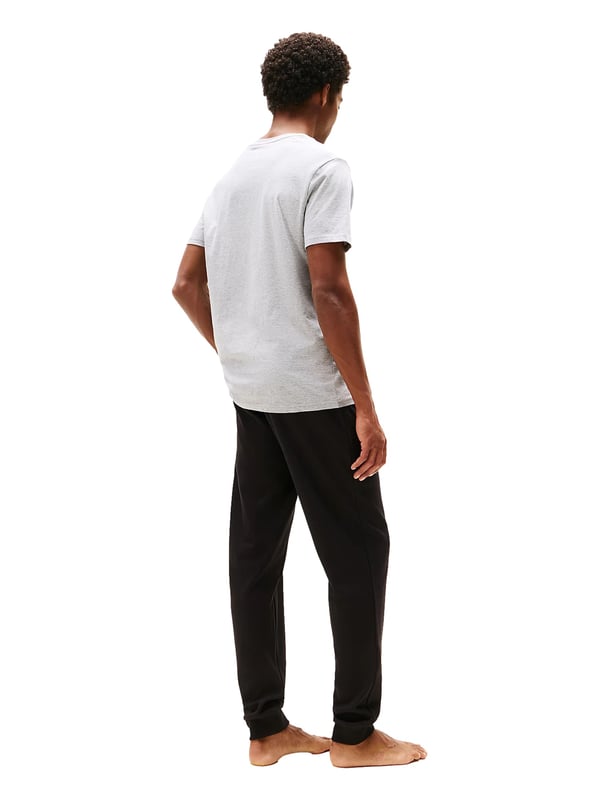 Dieses 3er Pack Herren-T-Shirts bringt frischen Wind in deine Basics – schlicht im Design, stark im Komfort. Der klassische Rundhalsausschnitt und der Regular Fit sorgen für eine bequeme Passform, die zu allem passt. Weiche Materialien schmiegen sich angenehm an die Haut und begleiten dich zuverlässig durch den Tag. Die kurzen Ärmel machen das Shirt zum idealen Begleiter für jede Jahreszeit. Eine kleine Logo-Stickerei auf der Brust setzt einen dezenten, stilvollen Akzent. Ob solo getragen oder unter einem Pullover – diese Shirts sind wahre Allrounder. Perfekt für Alltag, Freizeit oder als vielseitige Grundlage deiner Outfits. Drei Farben, ein Gefühl: pure Bequemlichkeit mit klarer Linie. Die hochwertige Verarbeitung verspricht Langlebigkeit und Formbeständigkeit. Für Männer, die Wert auf Qualität ohne Schnickschnack legen.