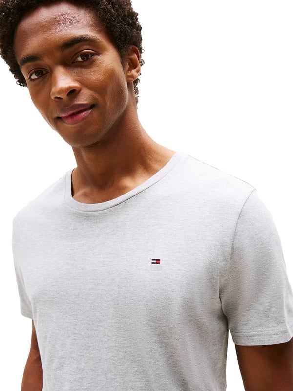 Dieses 3er Pack Herren-T-Shirts bringt frischen Wind in deine Basics – schlicht im Design, stark im Komfort. Der klassische Rundhalsausschnitt und der Regular Fit sorgen für eine bequeme Passform, die zu allem passt. Weiche Materialien schmiegen sich angenehm an die Haut und begleiten dich zuverlässig durch den Tag. Die kurzen Ärmel machen das Shirt zum idealen Begleiter für jede Jahreszeit. Eine kleine Logo-Stickerei auf der Brust setzt einen dezenten, stilvollen Akzent. Ob solo getragen oder unter einem Pullover – diese Shirts sind wahre Allrounder. Perfekt für Alltag, Freizeit oder als vielseitige Grundlage deiner Outfits. Drei Farben, ein Gefühl: pure Bequemlichkeit mit klarer Linie. Die hochwertige Verarbeitung verspricht Langlebigkeit und Formbeständigkeit. Für Männer, die Wert auf Qualität ohne Schnickschnack legen.