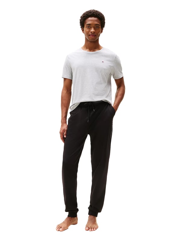 Dieses 3er Pack Herren-T-Shirts bringt frischen Wind in deine Basics – schlicht im Design, stark im Komfort. Der klassische Rundhalsausschnitt und der Regular Fit sorgen für eine bequeme Passform, die zu allem passt. Weiche Materialien schmiegen sich angenehm an die Haut und begleiten dich zuverlässig durch den Tag. Die kurzen Ärmel machen das Shirt zum idealen Begleiter für jede Jahreszeit. Eine kleine Logo-Stickerei auf der Brust setzt einen dezenten, stilvollen Akzent. Ob solo getragen oder unter einem Pullover – diese Shirts sind wahre Allrounder. Perfekt für Alltag, Freizeit oder als vielseitige Grundlage deiner Outfits. Drei Farben, ein Gefühl: pure Bequemlichkeit mit klarer Linie. Die hochwertige Verarbeitung verspricht Langlebigkeit und Formbeständigkeit. Für Männer, die Wert auf Qualität ohne Schnickschnack legen.