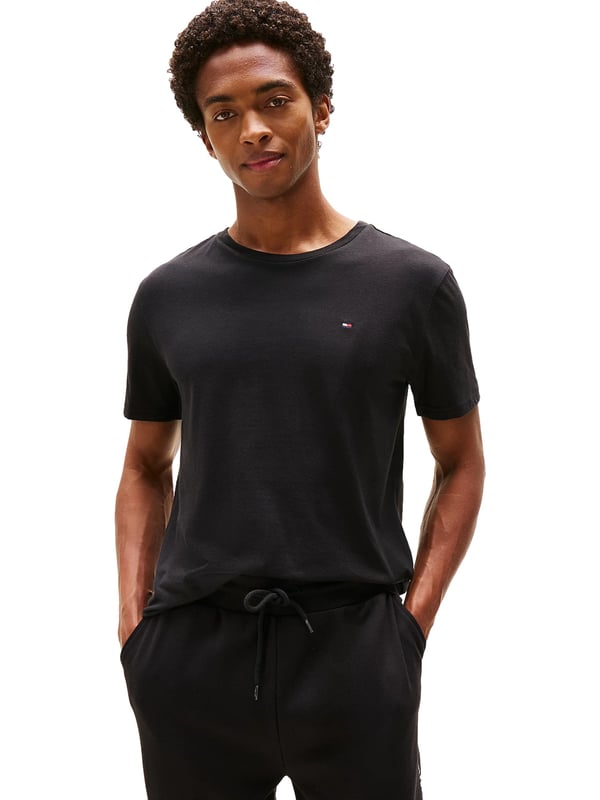 Dieses 3er Pack Herren-T-Shirts bringt frischen Wind in deine Basics – schlicht im Design, stark im Komfort. Der klassische Rundhalsausschnitt und der Regular Fit sorgen für eine bequeme Passform, die zu allem passt. Weiche Materialien schmiegen sich angenehm an die Haut und begleiten dich zuverlässig durch den Tag. Die kurzen Ärmel machen das Shirt zum idealen Begleiter für jede Jahreszeit. Eine kleine Logo-Stickerei auf der Brust setzt einen dezenten, stilvollen Akzent. Ob solo getragen oder unter einem Pullover – diese Shirts sind wahre Allrounder. Perfekt für Alltag, Freizeit oder als vielseitige Grundlage deiner Outfits. Drei Farben, ein Gefühl: pure Bequemlichkeit mit klarer Linie. Die hochwertige Verarbeitung verspricht Langlebigkeit und Formbeständigkeit. Für Männer, die Wert auf Qualität ohne Schnickschnack legen.