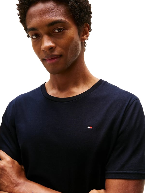 Dit 3-pack heren T-shirts zorgt voor een frisse wind in je basics - eenvoudig in ontwerp, sterk in comfort. De klassieke ronde hals en normale pasvorm zorgen voor een comfortabele pasvorm die overal bij past. Zachte materialen voelen heerlijk aan op de huid en bieden betrouwbare ondersteuning gedurende de hele dag. De korte mouwen maken dit shirt ideaal voor elk seizoen. Een klein geborduurd logo op de borst voegt een subtiel, stijlvol accent toe. Solo gedragen of onder een trui - deze shirts zijn echte allrounders. Perfect voor dagelijks gebruik, vrije tijd of als veelzijdige basis voor je outfits. Drie kleuren, één gevoel: puur comfort met een duidelijke lijn. De hoogwaardige afwerking belooft duurzaamheid en vormvastheid. Voor mannen die waarde hechten aan kwaliteit zonder franje.