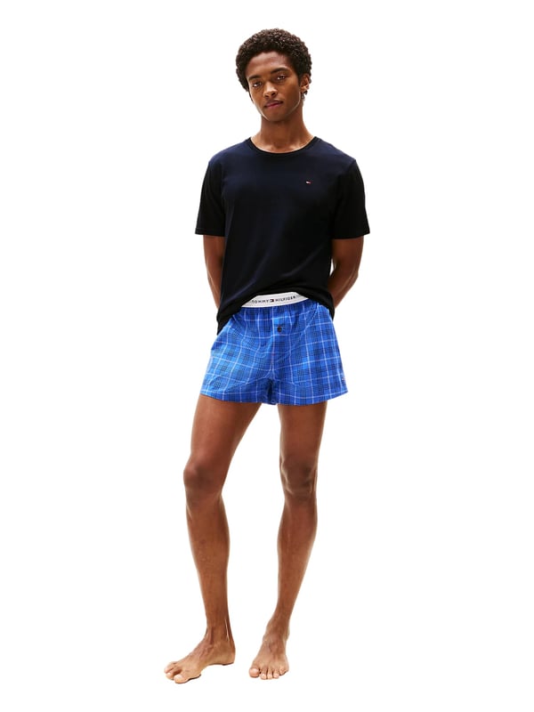 Dit 3-pack heren T-shirts zorgt voor een frisse wind in je basics - eenvoudig in ontwerp, sterk in comfort. De klassieke ronde hals en normale pasvorm zorgen voor een comfortabele pasvorm die overal bij past. Zachte materialen voelen heerlijk aan op de huid en bieden betrouwbare ondersteuning gedurende de hele dag. De korte mouwen maken dit shirt ideaal voor elk seizoen. Een klein geborduurd logo op de borst voegt een subtiel, stijlvol accent toe. Solo gedragen of onder een trui - deze shirts zijn echte allrounders. Perfect voor dagelijks gebruik, vrije tijd of als veelzijdige basis voor je outfits. Drie kleuren, één gevoel: puur comfort met een duidelijke lijn. De hoogwaardige afwerking belooft duurzaamheid en vormvastheid. Voor mannen die waarde hechten aan kwaliteit zonder franje.