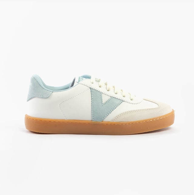 These casual women's trainers feature a leather upper, textile lining, and synthetic sole with a low heel and round toe, offering comfort and breathability for everyday wear
