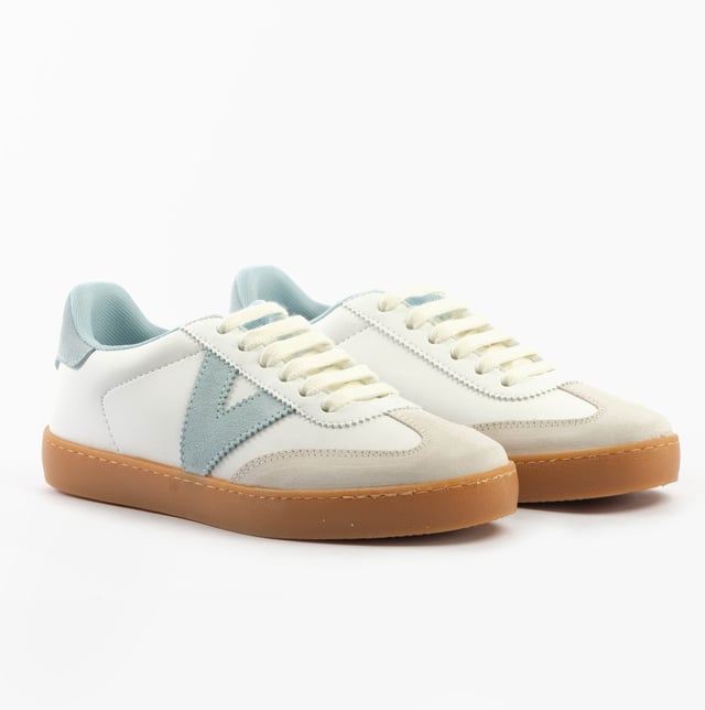 These casual women's trainers feature a leather upper, textile lining, and synthetic sole with a low heel and round toe, offering comfort and breathability for everyday wear