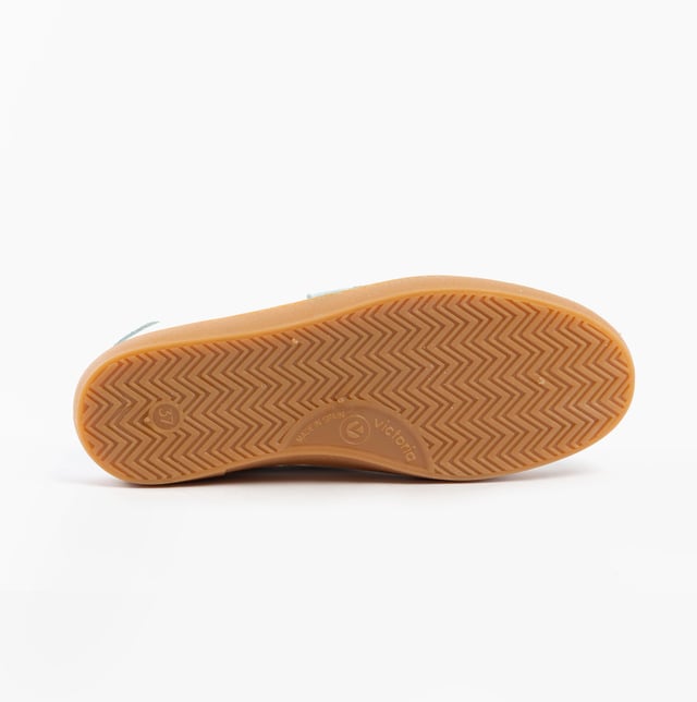 These casual women's trainers feature a leather upper, textile lining, and synthetic sole with a low heel and round toe, offering comfort and breathability for everyday wear