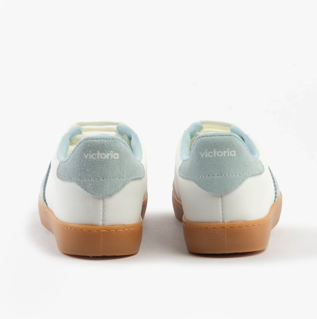 These casual women's trainers feature a leather upper, textile lining, and synthetic sole with a low heel and round toe, offering comfort and breathability for everyday wear