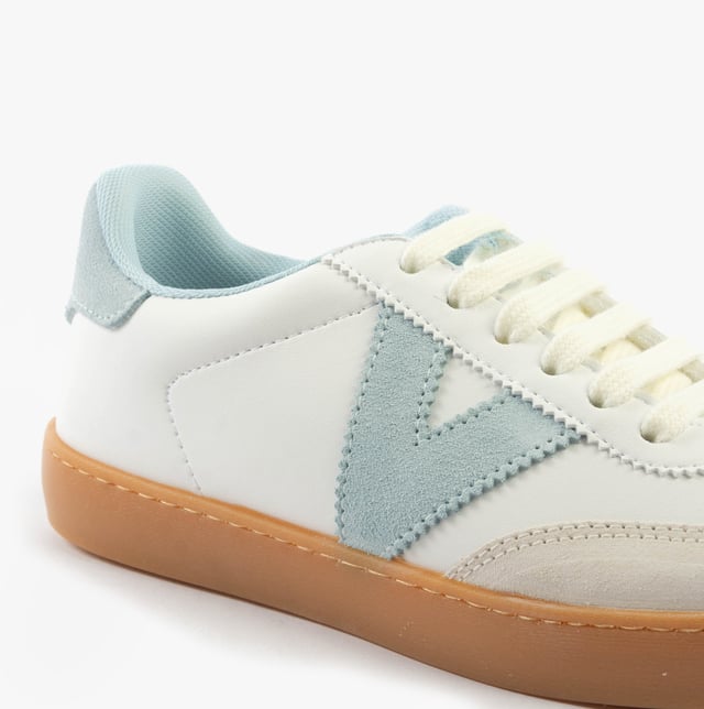 These casual women's trainers feature a leather upper, textile lining, and synthetic sole with a low heel and round toe, offering comfort and breathability for everyday wear