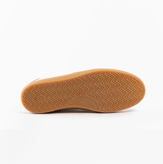 These casual women's trainers feature a leather upper, textile lining, synthetic sole, and lace-up closure. Designed for comfort and breathability, ideal for everyday casual wear