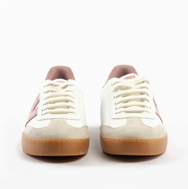 These casual women's trainers feature a leather upper, textile lining, synthetic sole, and lace-up closure. Designed for comfort and breathability, ideal for everyday casual wear