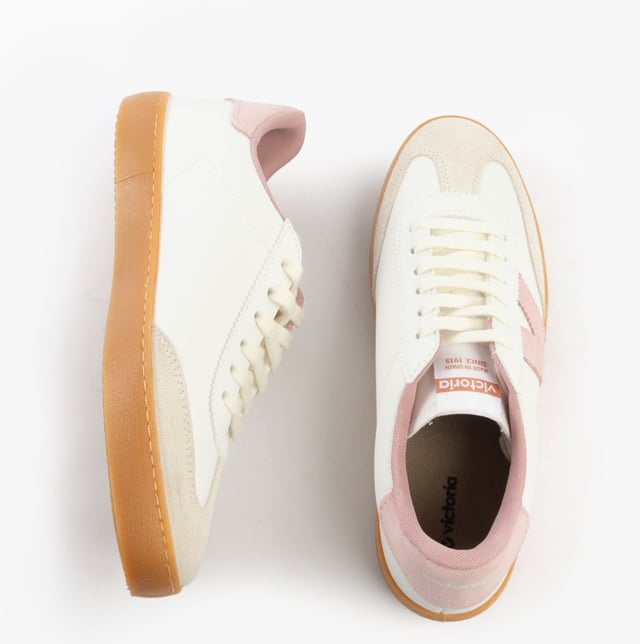 These casual women's trainers feature a leather upper, textile lining, synthetic sole, and lace-up closure. Designed for comfort and breathability, ideal for everyday casual wear