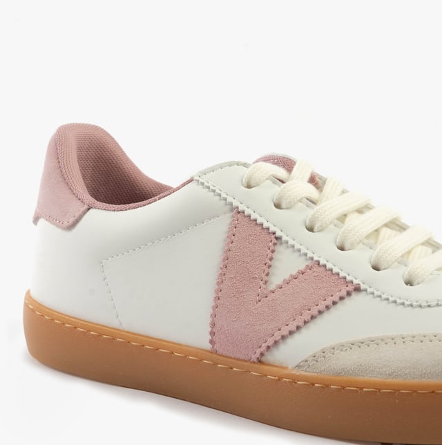 These casual women's trainers feature a leather upper, textile lining, synthetic sole, and lace-up closure. Designed for comfort and breathability, ideal for everyday casual wear