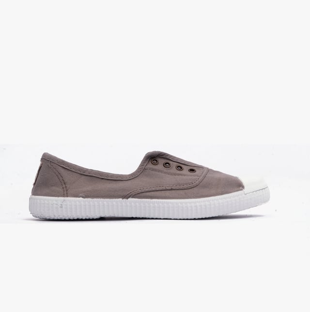 These women's canvas plimsolls feature a lightweight textile lining, rubber sole, and slip-on design with a round toe. Ideal for casual wear and comfortable all-day use