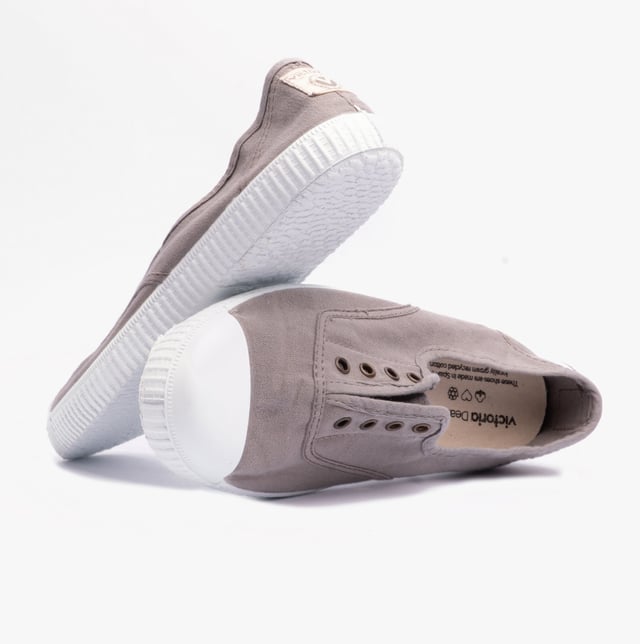 These women's canvas plimsolls feature a lightweight textile lining, rubber sole, and slip-on design with a round toe. Ideal for casual wear and comfortable all-day use
