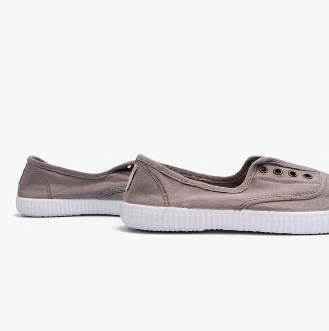 These women's canvas plimsolls feature a lightweight textile lining, rubber sole, and slip-on design with a round toe. Ideal for casual wear and comfortable all-day use