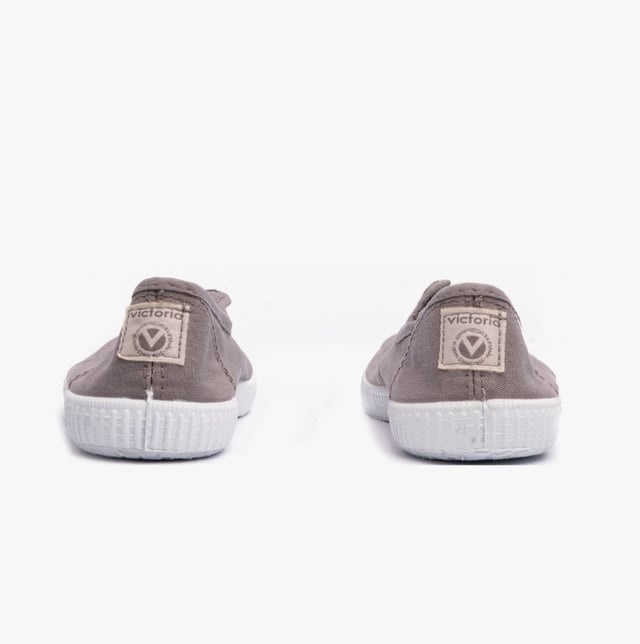 These women's canvas plimsolls feature a lightweight textile lining, rubber sole, and slip-on design with a round toe. Ideal for casual wear and comfortable all-day use